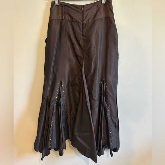 Shiny brown skirt with flares, pockets and rhinestone detail - Picture 2 of 3